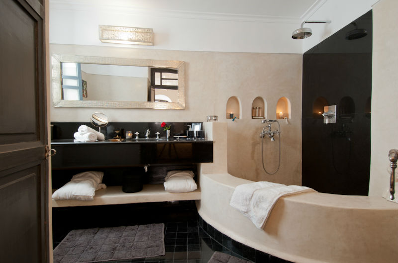 josephine-room-bathroom-with-tub